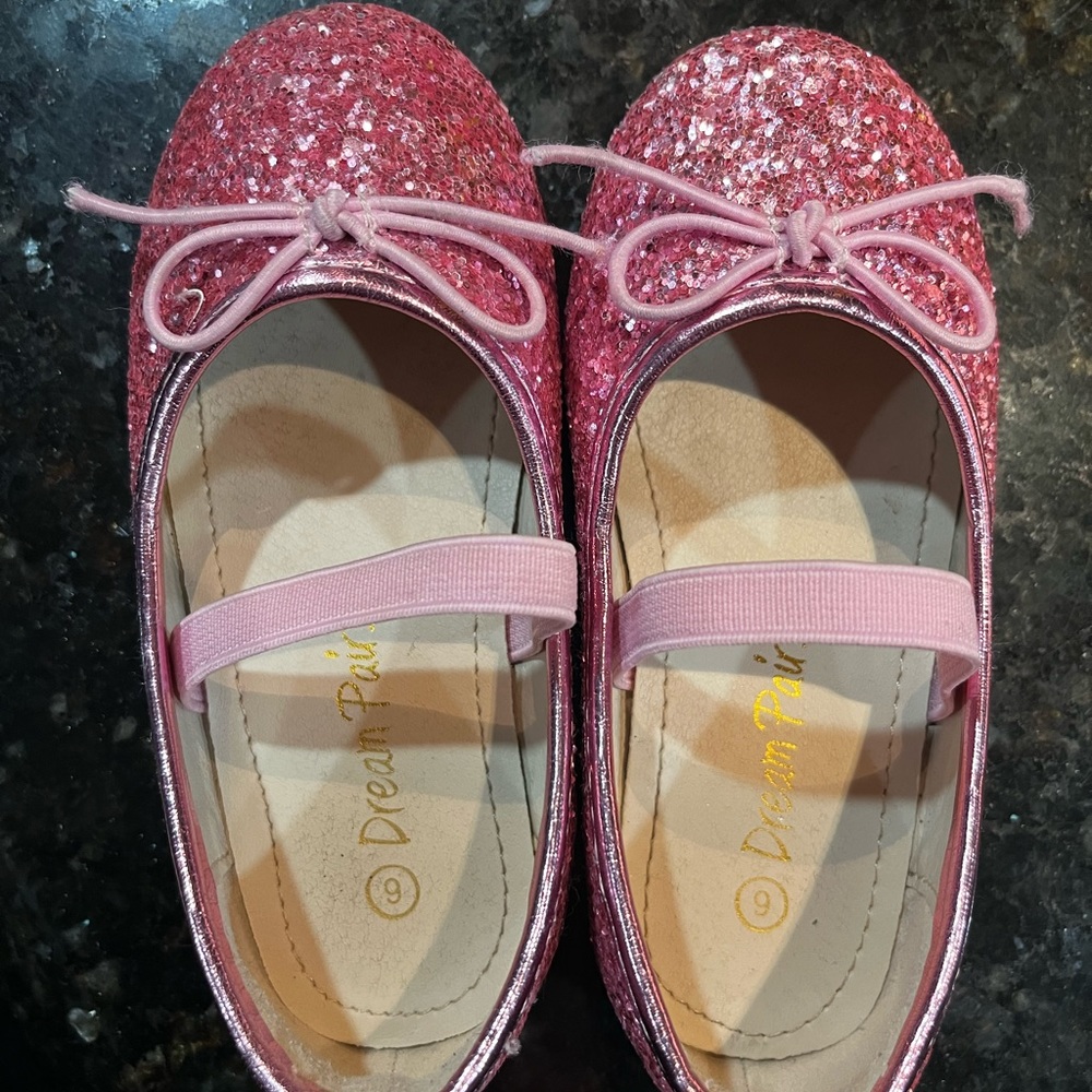 Sparkly pink shoes 6T